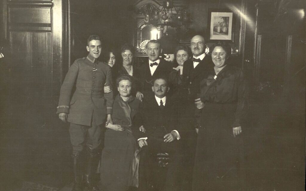 Ludwig Meumann, in uniform at far left, with his family circa the 1910s. (Wiener Holocaust Library Collections)