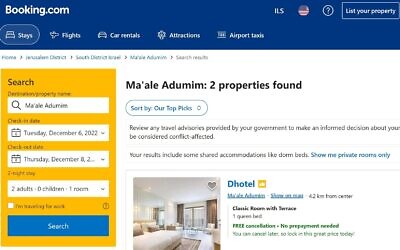 A Booking.com search for the settlement of Ma'ale Adumim shows a new travel advisory banner (Screenshot)