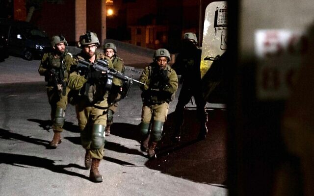 IDF soldiers arrest 12 wanted Palestinians in West Bank amid ongoing unrest