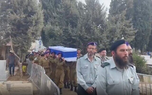 Mourners at the funeral ceremony for Staff Sgt. Ido Baruch, on October 12, 2022, in Gedera. (Screenshot)