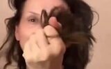Screen capture from video of Oscar-winning French actress Juliette Binoche cutting her hair in solidarity with Iranian women. (Twitter; used in accordance with Clause 27a of the Copyright Law)
