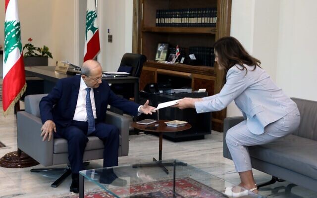 Lebanese President Michel Aoun (L) receives a proposal from US ambassador to Lebanon Dorothy Shea to resolve a maritime border dispute with Israel, October 1, 2022 (Lebanese Presidency)