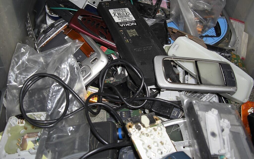 Smartphone waste. (MikroLogika, CC BY-SA 3.0, Wikimedia Commons)