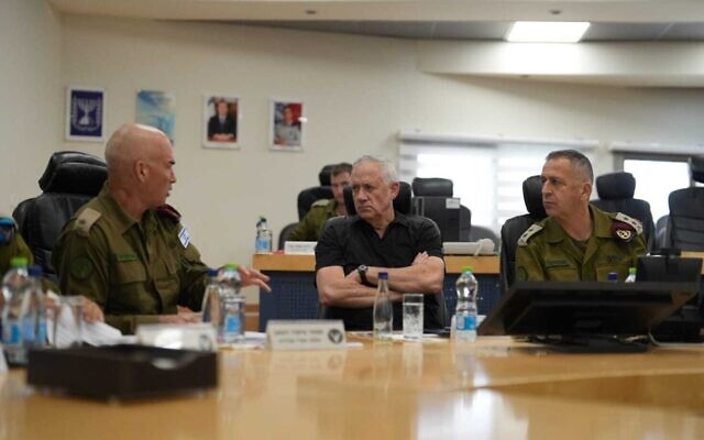 Defense Minister Benny Gantz (C) at IDF Northern Command headquarters, alongside IDF Chief of Staff Aviv Kohavi (R) and Northern Command chief Uri Gordin, October 11, 2022. (Elad Malka)