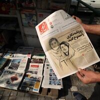 A copy of the Hammihan newspaper, featuring on its cover a drawing of Niloufar Hamedi and Elaheh Mohammadi and a statement by the Tehran Journalists' Association criticizing their detention by authorities on October 30, 2022. (ATTA KENARE / AFP)