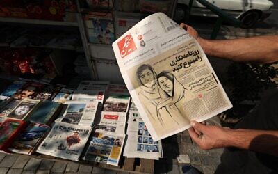 A copy of the Hammihan newspaper, featuring on its cover a drawing of Niloufar Hamedi and Elaheh Mohammadi and a statement by the Tehran Journalists' Association criticizing their detention by authorities on October 30, 2022. (ATTA KENARE / AFP)