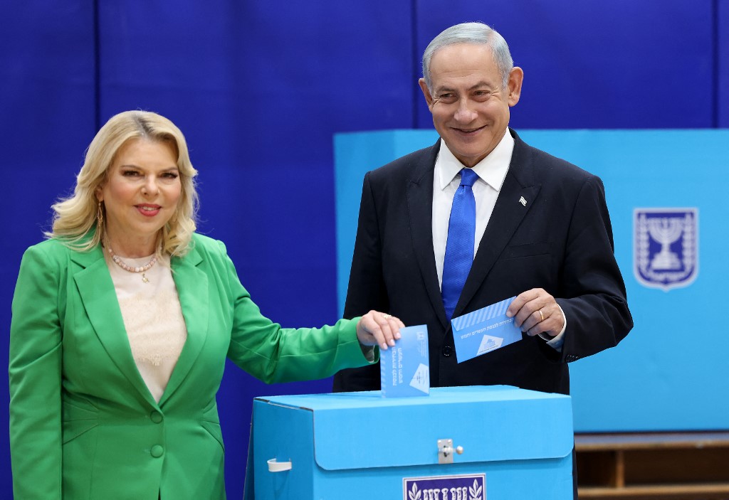 Exit polls show clear win for Netanyahu and allies; Lapid: We'll