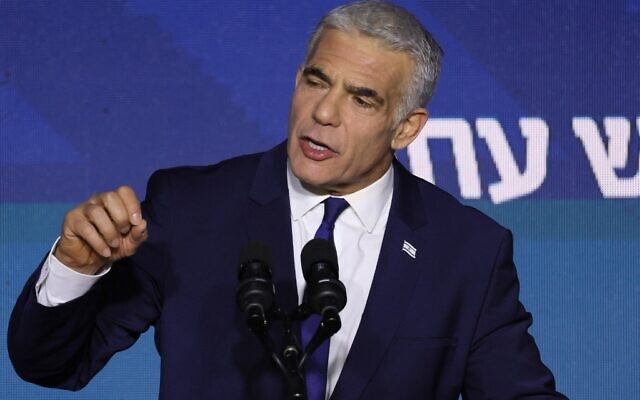 Prime Minister and head of the Yesh Atid party Yair Lapid addresses supporters at campaign headquarters in Tel Aviv early on November 2, 2022, after the end of voting for national elections. (JACK GUEZ / AFP)
