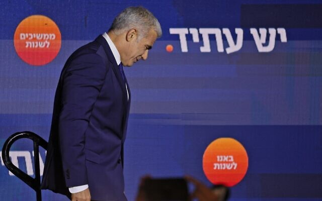 Israeli Prime Minister and head of the Yesh Atid party Yair Lapid arrives to address supporters at campaign headquarters in Tel Aviv early on November 2, 2022, after the end of voting for national elections. (JACK GUEZ / AFP)