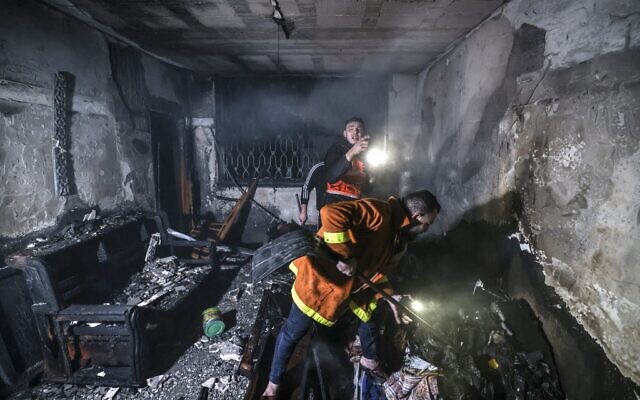 Palestinian firefighters extinguish flames in an apartment ravaged by fire in the Jabaliya camp in the northern Gaza strip, on November 17, 2022. (MAHMUD HAMS / AFP)