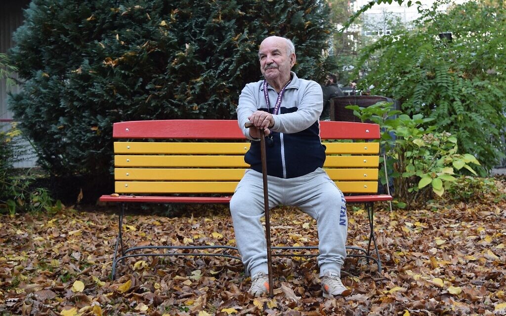 Ukrainian Holocaust survivor Borys Shyfrin sits on a bench in the garden of his care home in Frankfurt am Main, western Germany, on November 2, 2022.  ( Sam REEVES / AFP)