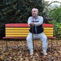 Ukrainian Holocaust survivor Borys Shyfrin sits on a bench in the garden of his care home in Frankfurt am Main, western Germany, on November 2, 2022.  ( Sam REEVES / AFP)