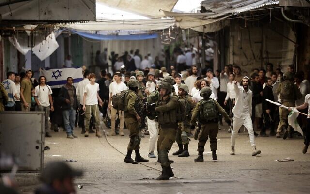 Israeli security forces deploy riot dispersal means amid altercations between Israelis and Palestinians, on their way to visit the tomb of Othniel in the West Bank city of Hebron, on November 19, 2022. (HAZEM BADER / AFP)