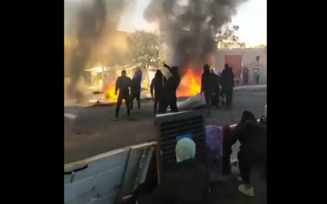 Iranians demonstrating against he Islamic regime in the city of Mahabad, West Azerbaijan Province, November 19, 2022. (Twitter video screenshot: used in accordance with Clause 27a of the Copyright Law)
