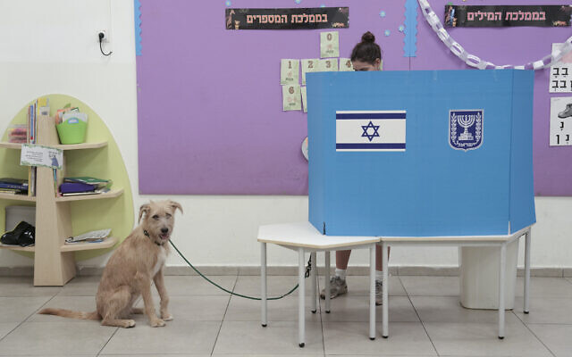 A woman votes in Tel Aviv, Israel, Nov 1, 2022. (AP Photo/Oded Balilty)