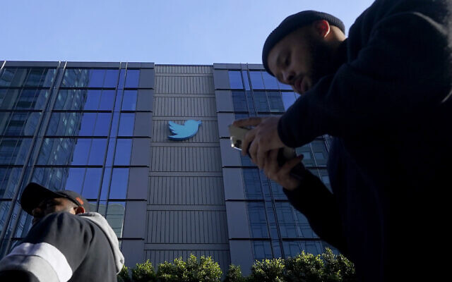 People walk outside Twitter headquarters in San Francisco, Nov. 4, 2022. (AP/Jeff Chiu)