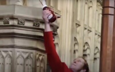 A pro-Palestinian protestor squirts tomato ketchup on a statue of Lord Arthur Balfour, in the House of Commons, London, November 12, 2022. (Video screenshot; Used in accordance with Clause 27a of the Copyright Law.)