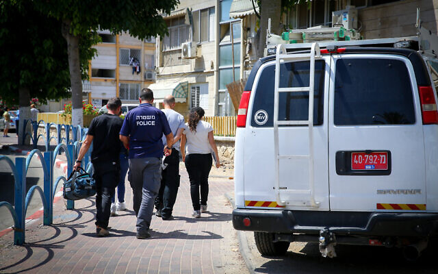 Illustrative: Israeli police at a crime scene in the southern Israeli town of Kiryat Malachi. June 23, 2016 (FLASH90)
