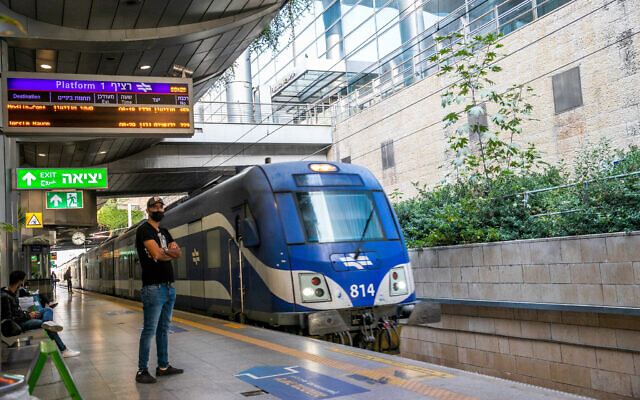 Passengers at Ben Gurion train station near Tel Aviv on October 28, 2021. (Yossi Aloni/Flash90)