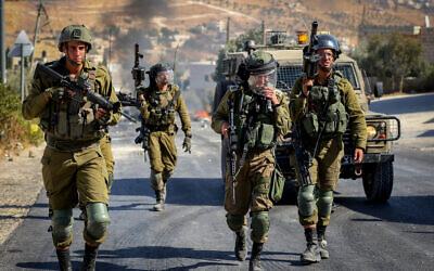 Illustrative: Israeli soldiers, near Bethlehem, in the West Bank, September 30, 2022. (Wisam Hashlamoun/Flash90)