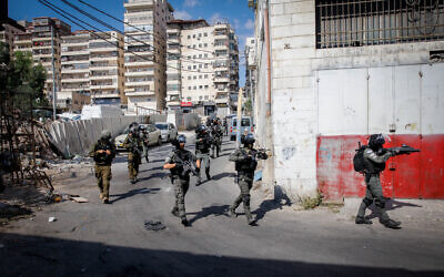 Palestinian youths clash with Israeli security forces in the Shuafat Refugee Camp, Jerusalem, October 10, 2022. (Flash90, file)