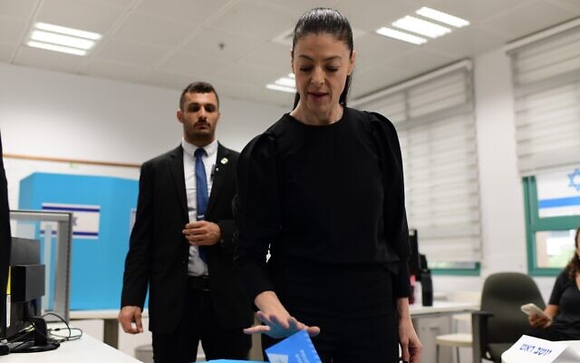 Labor party chief Merav Michaeli casts her ballot at a voting station in Tel Aviv on November 1, 2022 (Tomer Neuberg/Flash90)
