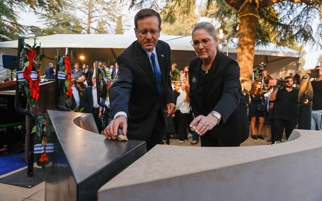 President Isaac Herzog and his wife Michal lay stones during the official memorial service for assassinated prime minister Yitzhak Rabin, held at Mount Herzl cemetery in Jerusalem, November 6, 2022. (Olivier Fitoussi/Flash90)