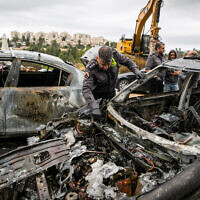 Cars burnt in an apparent anti-Arab attack in Abu Ghosh, near Jerusalem, November 25, 2022 (Oren Ben Hakoon/Flash90)