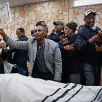 Mourners attend the funeral of Tadasa Tashume Ben Ma'ade at Har HaMenuchot Cemetery in Jerusalem, November 27, 2022. (Olivier Fitoussi/Flash90)