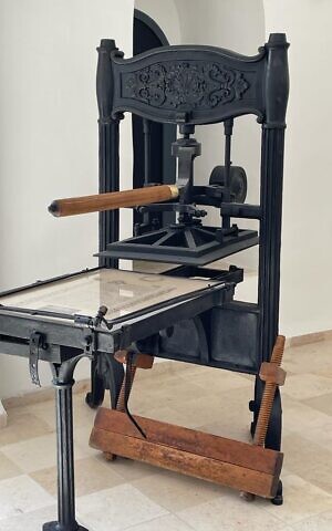 First-printing-press-in-the-city-1833.-p