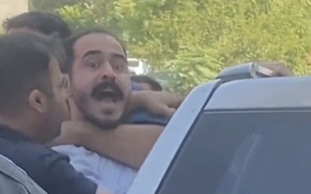 Screen capture from video of the arrest of prominent Iranian dissident Hossein Ronaghi, September 2022. (Twitter. Used in accordance with Clause 27a of the Copyright Law)