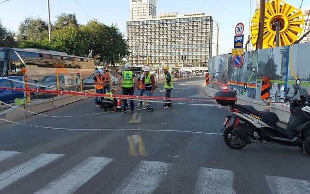 Police secure the area around a sinkhole on Ibn Gabirol Street in Tel Aviv on November 20, 2022. (Israel Police)