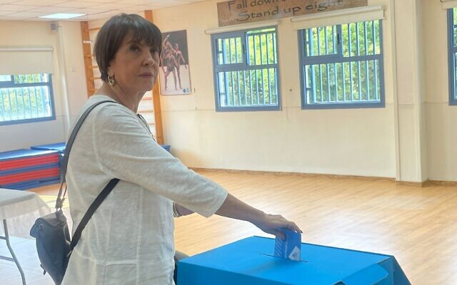 Meretz chief Zehava Galon casts her ballot in Petah Tikva, November 1, 2022 (Meretz)