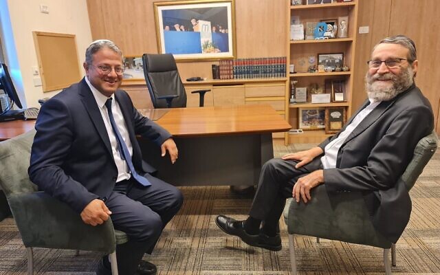 MKs Itamar Ben Gvir (left) and Moshe Gafni hold a meeting in Jerusalem on November 16, 2022. (Otzma Yehudit)
