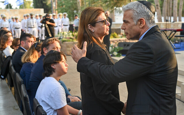 Prime Minister Yair Lapid with Yitzhak Rabin's daughter Dalia at the state ceremony marking 27 years since the assassination of Yitzhak Rabin, at Mount Herzl, November 6, 2020 (Kobi Gideon / GPO)