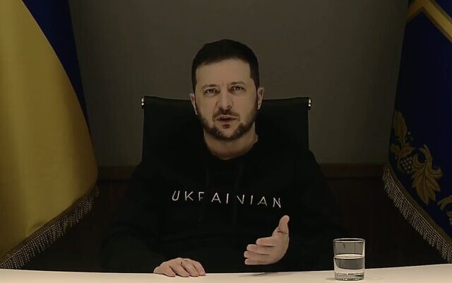 Ukrainian President Volodymyr Zelensky speaks remotely at The New York Times' DealBook Summit, November 30, 2022. (Twitter video screenshot: used in accordance with Clause 27a of the Copyright Law)