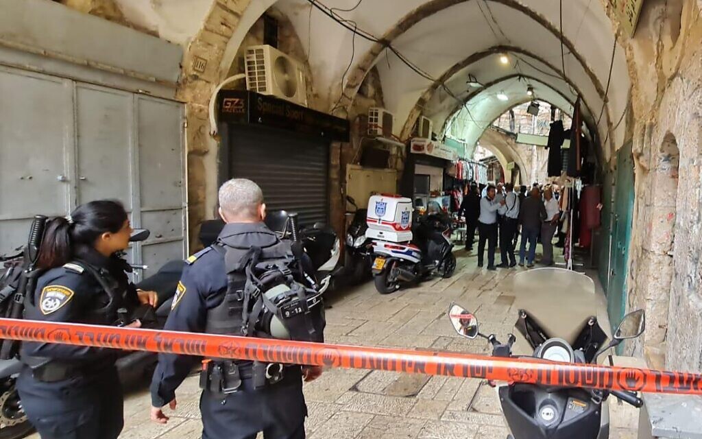 أصيب 3 من رجال الشرطة في حادث طعن في القدس.  وقتل مهاجم فلسطيني بالرصاص