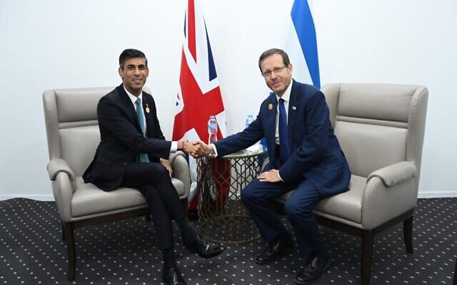 President Isaac Herzog (right) meets with British Prime Minister Rishi Sunak at the COP27 conference in Sharm El-Sheikh on November 7, 2022. (Haim Zach/GPO)