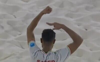 Iranian beach soccer player Saeed Piramoun celebrates scoring a goal at the Emirates Intercontinental Beach Soccer Cup in Dubai by mimicking cutting his hair in solidarity with protests, November 6, 2022 (Screen grab used in accordance with Clause 27a of the Copyright Law)