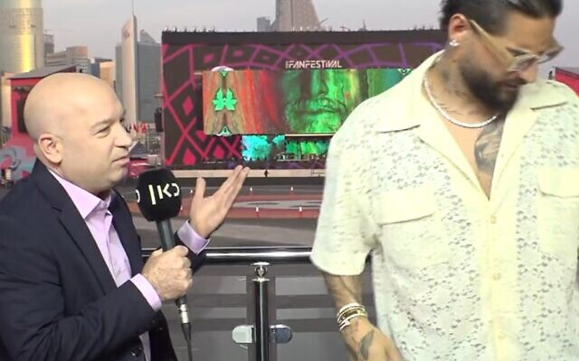 Kan reporter Moav Vardi (L) as Colombian singer Maluma (R) walks out of an interview in Qatar on November 18, 2022 (Screen grab/Kan used in accordance with Clause 27a of the Copyright Law)