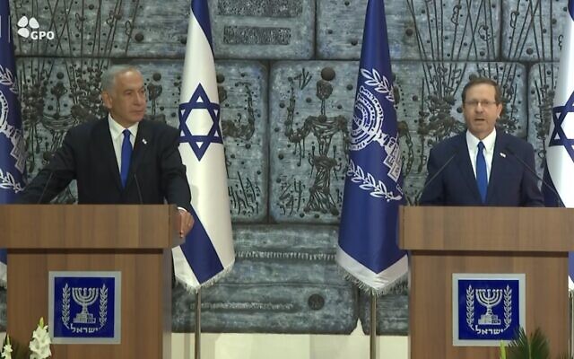 Likud leader Benjamin Netanyahu (L) and President Isaac Herzog at the President's Residence in Jerusalem, November 13, 2022 (Screen grab)