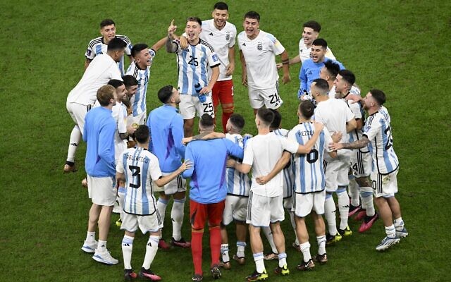 Argentina players celebrate after they won the Qatar 2022 World Cup quarter-final football match between The Netherlands and Argentina at Lusail Stadium, north of Doha on December 9, 2022. (PATRICIA DE MELO MOREIRA / AFP)
