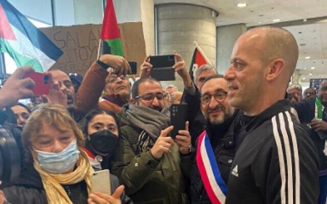 Salah Hamouri (R) arrives in Paris after he was deported from Israel, on December 18, 2022 (Daphné BENOIT / AFP)