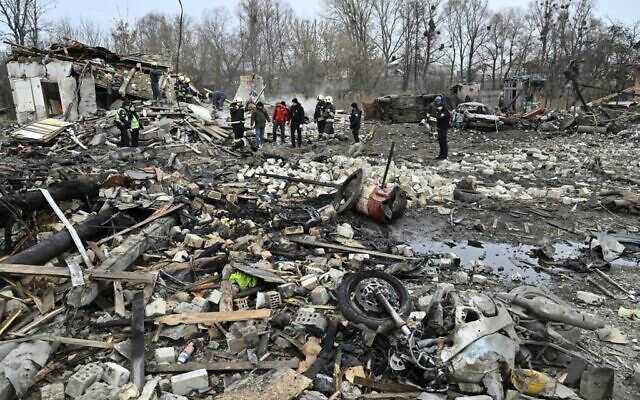 Rescuers clear debris of homes destroyed by a missile attack in the outskirts of Kyiv, on December 29, 2022, following a Russian missile strike on Ukraine. (Genya Savilov/AFP)