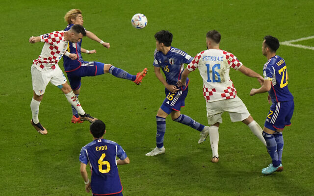 Croatia's Ivan Perisic, left, scores his side's opening goal during the World Cup round of 16 soccer match between Japan and Croatia at the Al Janoub Stadium in Al Wakrah, Qatar, December 5, 2022. (AP Photo/Luca Bruno)