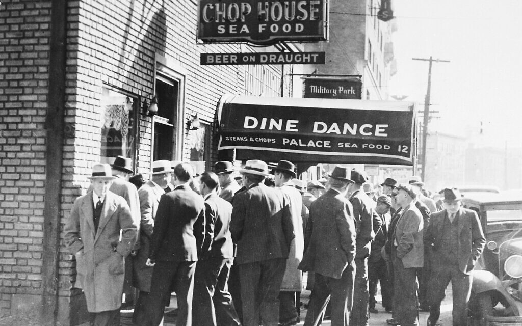 Men gather around the Palace Chop House in Newark, New Jersey, on October 24, 1935, the day after Arthur 'Dutch Schultz' Flegenheimer and three henchmen were shot. (AP Photo)