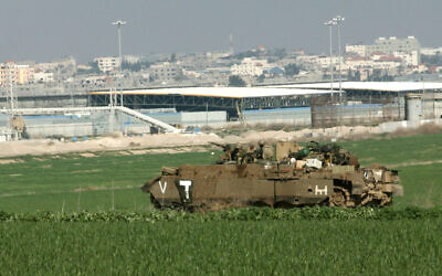 File: An Israeli armored personnel carrier in southern Israel watches over the Karni Crossing into the Gaza Strip, January 5, 2009. (Kobi Gideon / FLASH90)