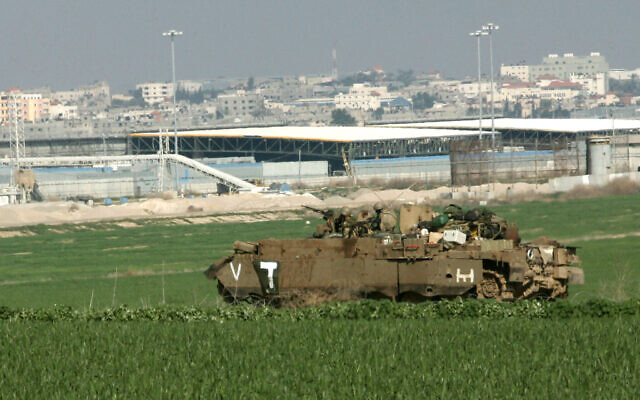 File: An Israeli armored personnel carrier in southern Israel watches over the Karni Crossing into the Gaza Strip, January 5, 2009. (Kobi Gideon / FLASH90)