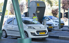 Illustrative -- Security seen checking cars at the entrance to Ben Gurion International Airport. June 11, 2013 (Moshe Shai/FLASH90)