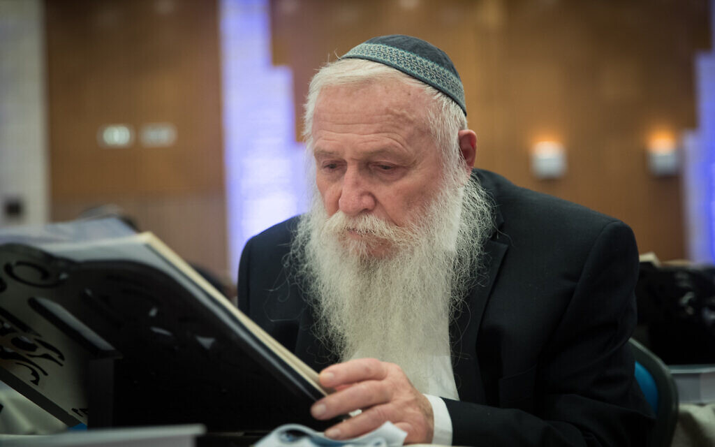 Rabbi Chaim Druckman attends an event at the Jerusalem International Convention Center on December 30, 2018. (Yonatan Sindel/Flash90/File)